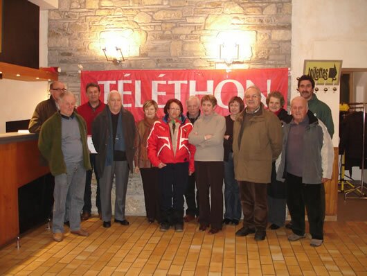 Donateurs du téléthon 2008 remerciés par le président du comité des fêtes (RP) - JPEG - 129.2 ko