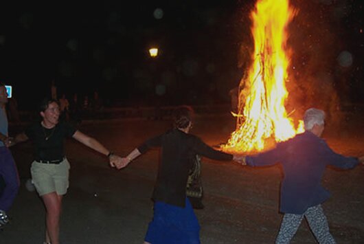 Feu de la Saint Jean sur la place de l'Eglise Feu de la Saint Jean sur la place de l'Eglise