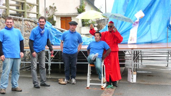 Une visite surprise le jour de la venue de sa sainteté le Pape à Lourdes (le cardinal Gérard cherchait des brebis égarées, il n'y en avait point, résultat, il assista à la batère)