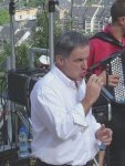 Michel Etcheverry en concert sur la place du village - JPEG - 106.3 ko