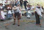 Scène de fauchage avec le groupe folklorique "l'Adouréenne" - JPEG - 114.2 ko